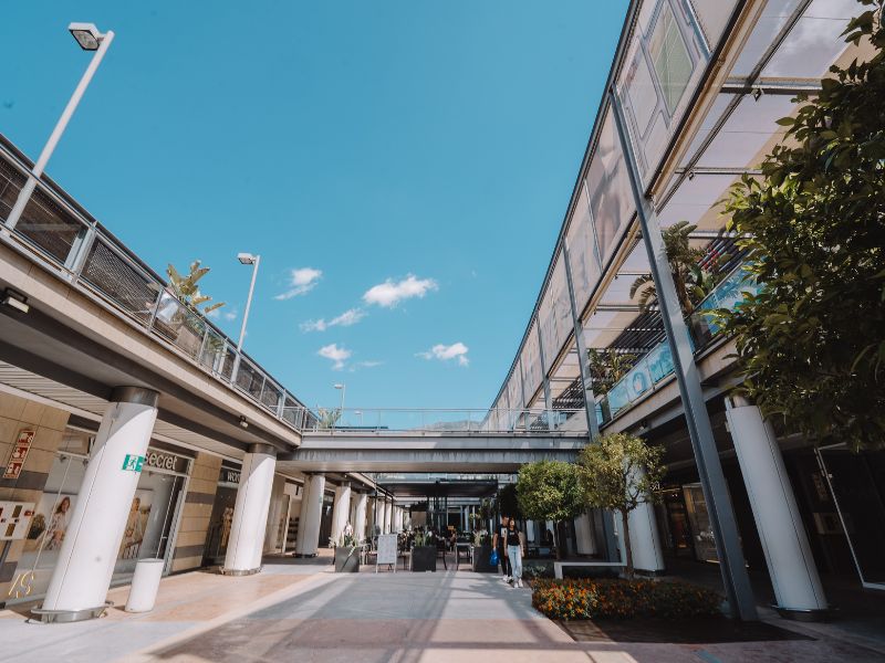 zona exterior del centro comercial